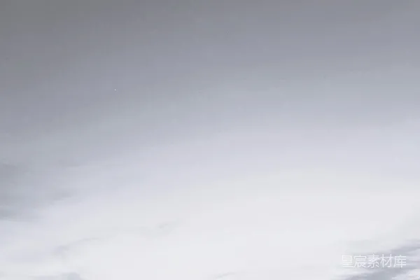 高清摄影 一张黑白照片，展示了一条海上的码头。