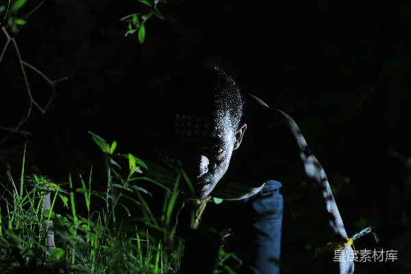 高清摄影 穿蓝色牛仔裤和蓝色夹克的男人手里拿着一条鱼。