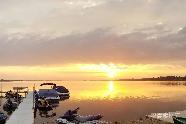 夕阳下的码头上有几艘船停泊着。