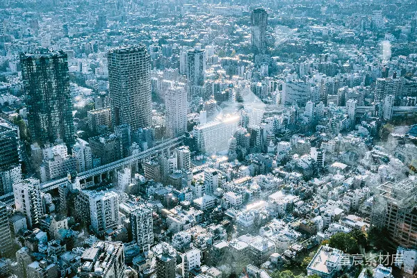 广阔的城市场景中，有许多建筑物在明亮的天空下。