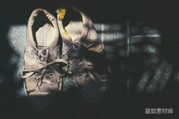 米色低帮运动鞋
