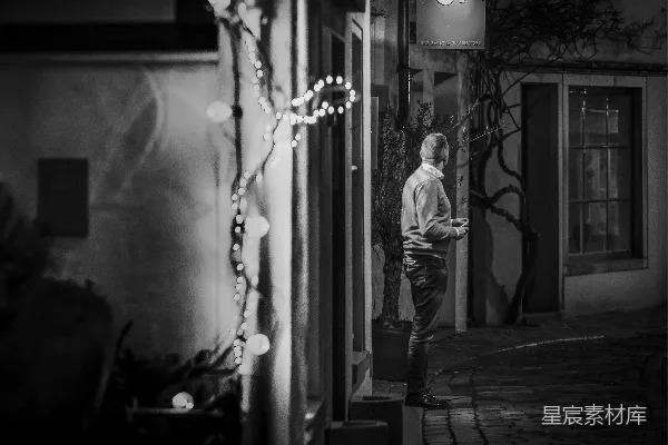 高清摄影 一个男人站在建筑物外面的夜晚。