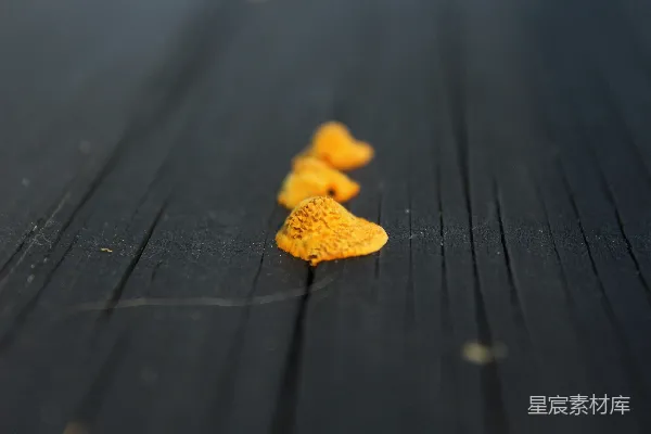 三件食物放在一张木制桌子上