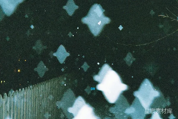 夜晚模糊的照片：一面围栏和一条街道