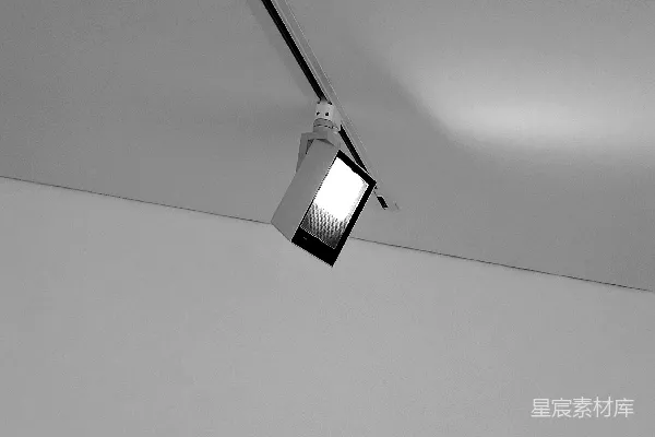 高清摄影 一张黑白照片，显示一个灯具。