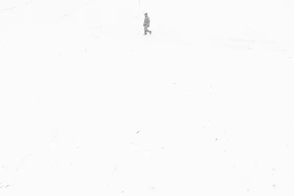 高清摄影 一个人在覆盖着雪的田野上行走
