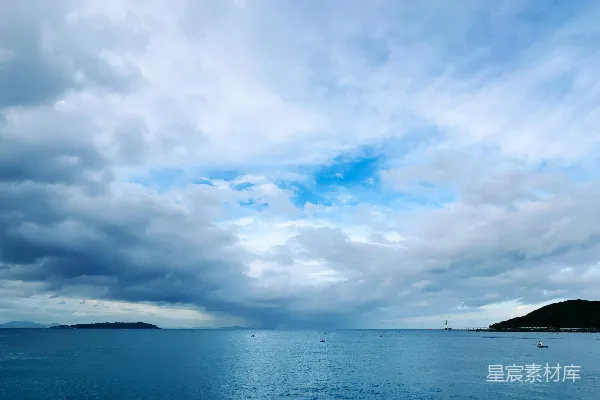 一片乌云下波澜壮阔的水面