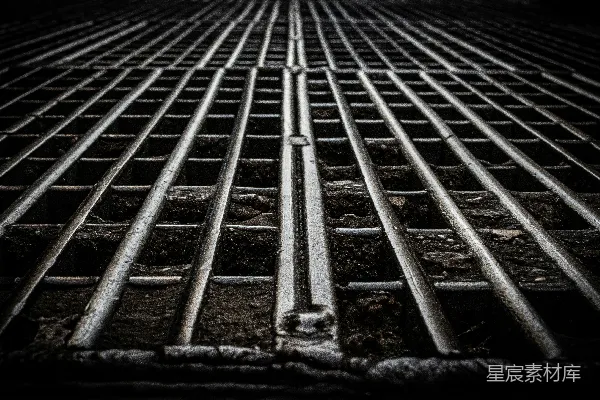 高清摄影 一个放在地上的金属格栅