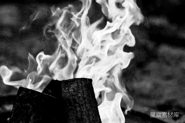 一张黑白照片中的营火