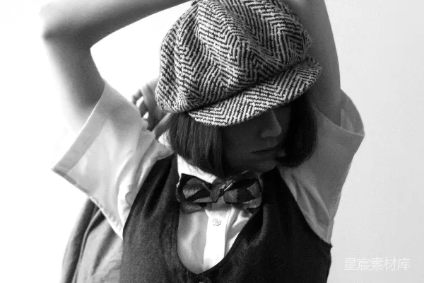 高清摄影 灰度照片中的女人戴着帽子，穿着无袖连衣裙。