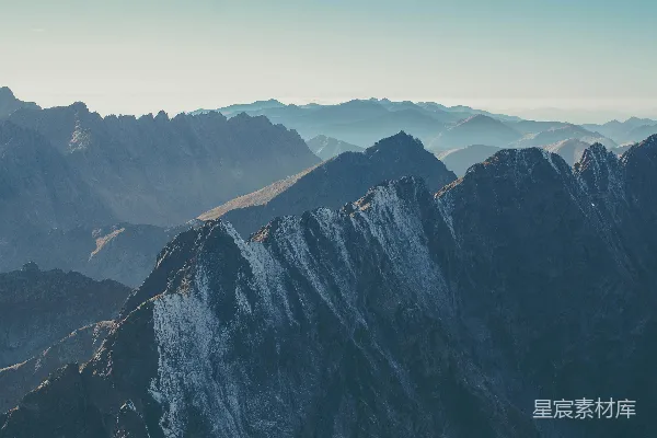 白天的山地航拍
