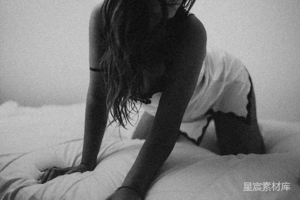 高清摄影 穿着背心的女人躺在床上。