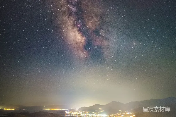远处有一座城市在夜色中的一片水域。