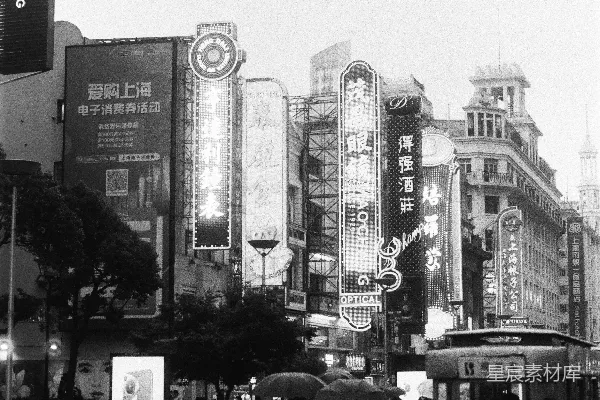 高清摄影 上海的雨中街景，霓虹灯闪烁。
