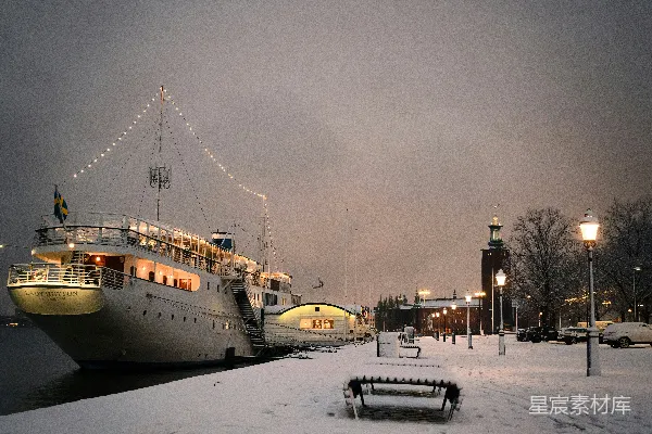 一艘船停靠在雪中的码头上。