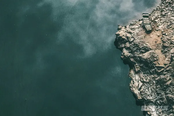 海边的 aerial 视角