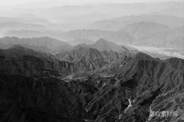 高清摄影 雾蒙蒙的山脉和山谷的鸟瞰图