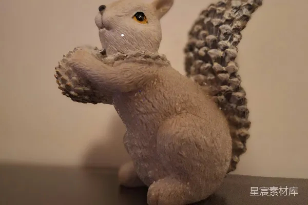一只白 squir 小雕像坐在一张桌子的顶部