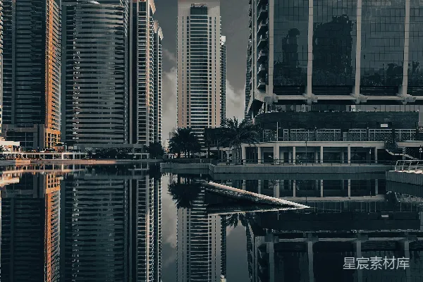 一片水域被高大的建筑环绕着