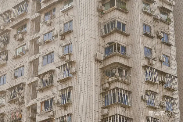 前有装饰精美的屋顶的公寓楼外观