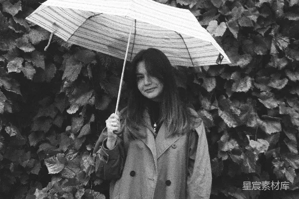 高清摄影 一个穿着雨衣的女人撑着伞