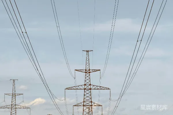 电线跨越天空。
