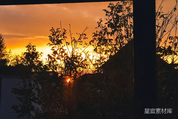 窗前夕阳与前景中的十字交叉