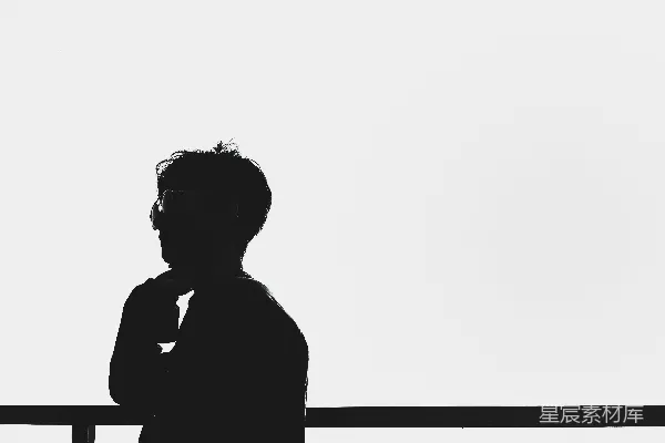 高清摄影 一个男人站在栅栏旁边，手放在领带上。