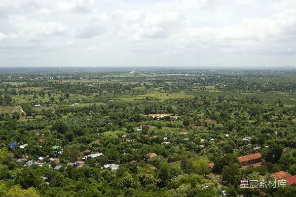 小城被树木环绕的空中俯瞰