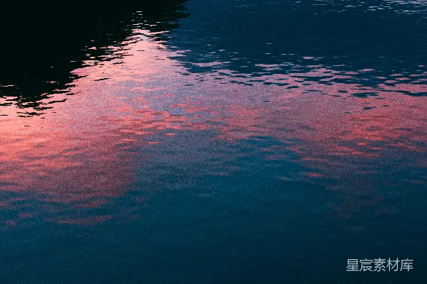 高清摄影 夕阳映照在水面上的云影。