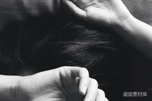 高清摄影 一个女人用手遮住头。