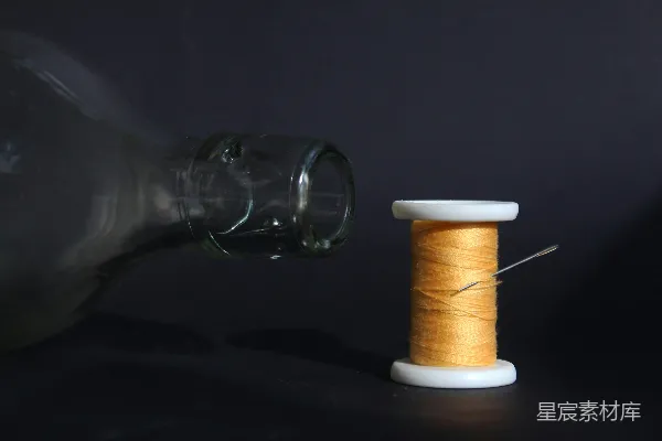 白色塑料卷上的棕色纤维
