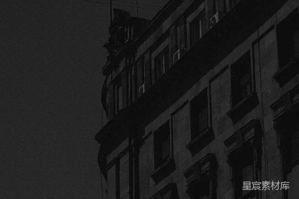 高清摄影 一张夜间拍摄的黑白建筑物照片