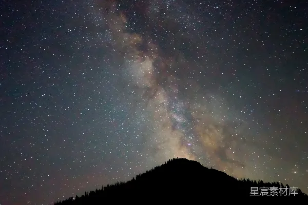 星空下山峦之上