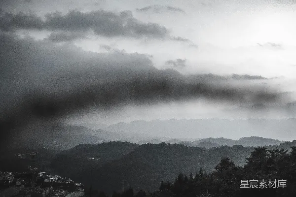 高清摄影 一张黑白照片，天空布满了云层。