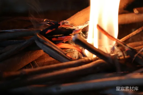 fireplace中的一处近距离拍摄，火正在燃烧。