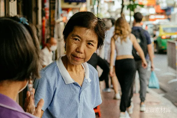 泰国一位老妇人卖货。