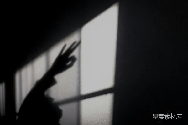 高清摄影 一个人拿着钟的剪影