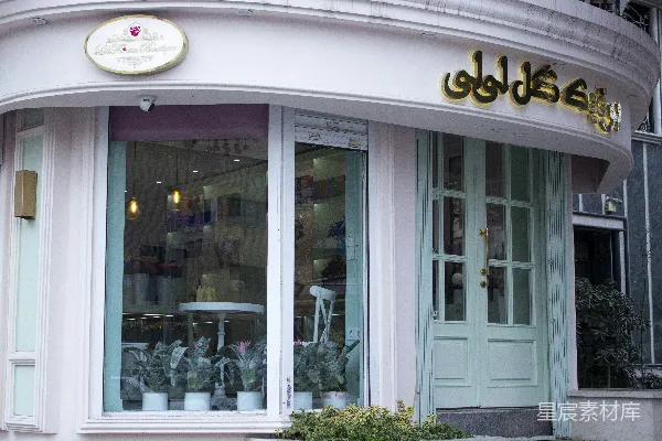 橱窗里摆满了花瓶的商店 façade 里面有很多花瓶摆在橱窗中