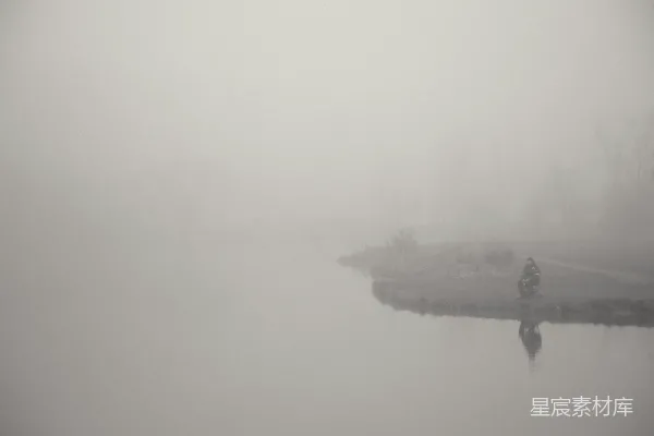 高清摄影 一个在雾天骑自行车的人
