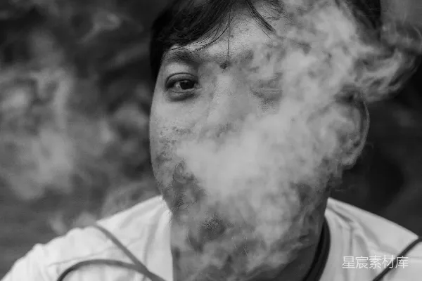 高清摄影 一个男人在黑白照片中抽着香烟。