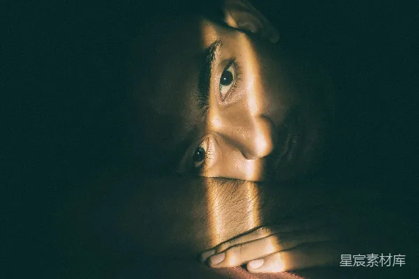 高清摄影 黑暗房间中的女人脸