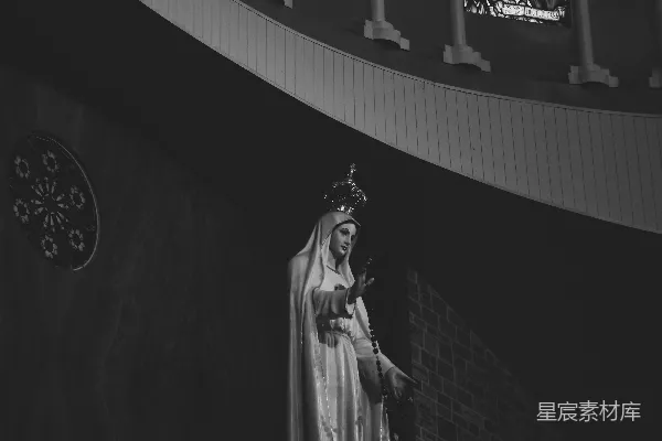 高清摄影 黑白照片中的雕像，一位穿着连衣裙的女性