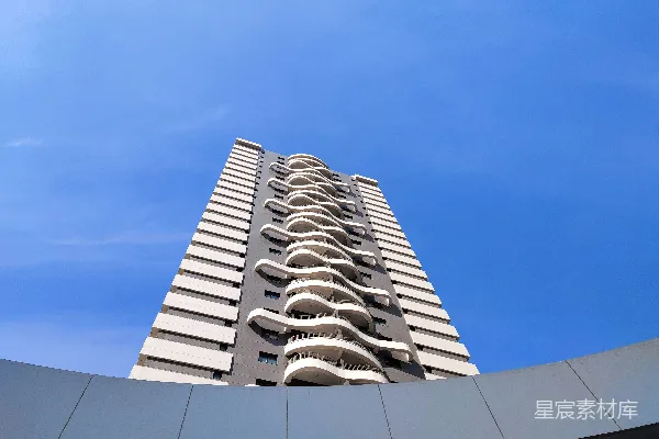 白天灰泥建筑下的蓝天