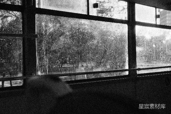 高清摄影 从里面看的雨中窗户。