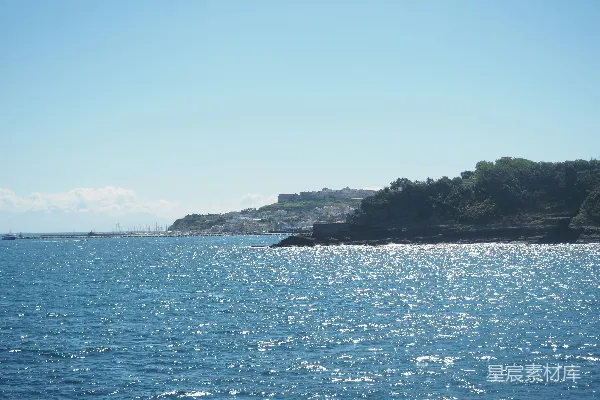 河边的一片水域