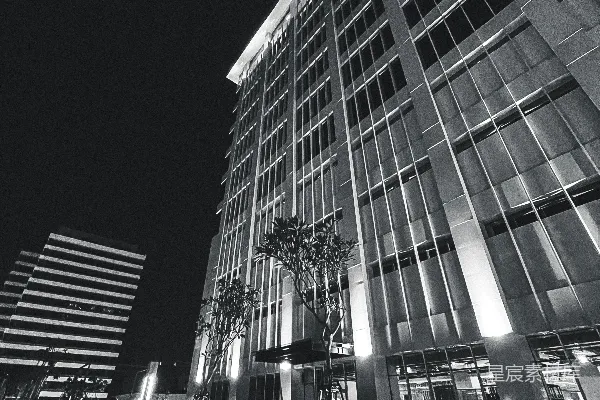 高清摄影 一张夜晚的黑白建筑照片