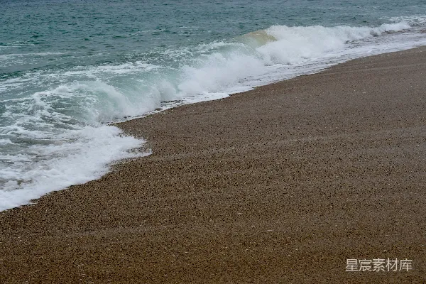 白天海浪拍打在岸边