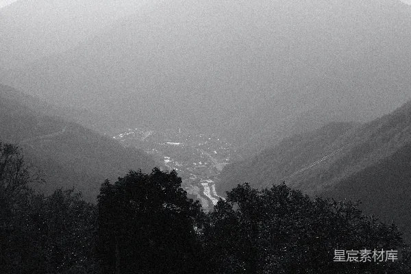 高清摄影 雾蒙蒙的群山中，村庄坐落在山谷里。