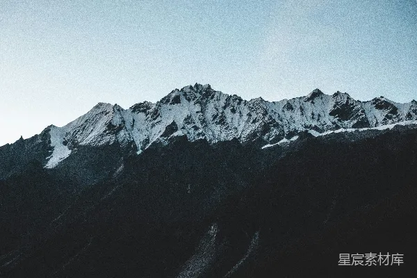 有雪的山